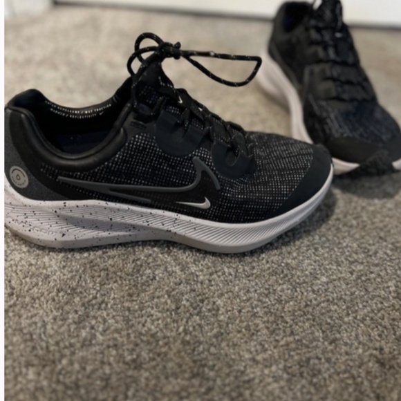 Nike Shield - Picture 1 of 2